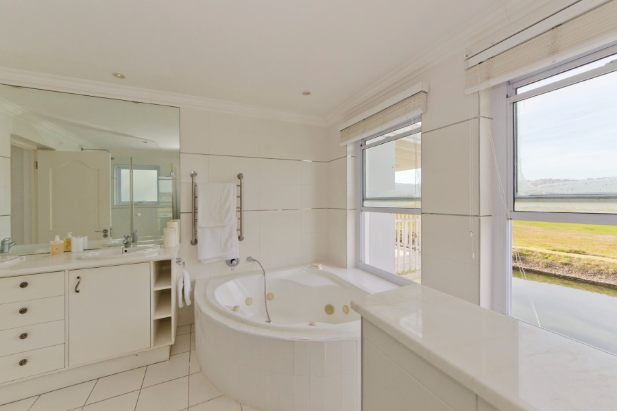 5 Bedroom Property for Sale in Thesen Islands Western Cape
